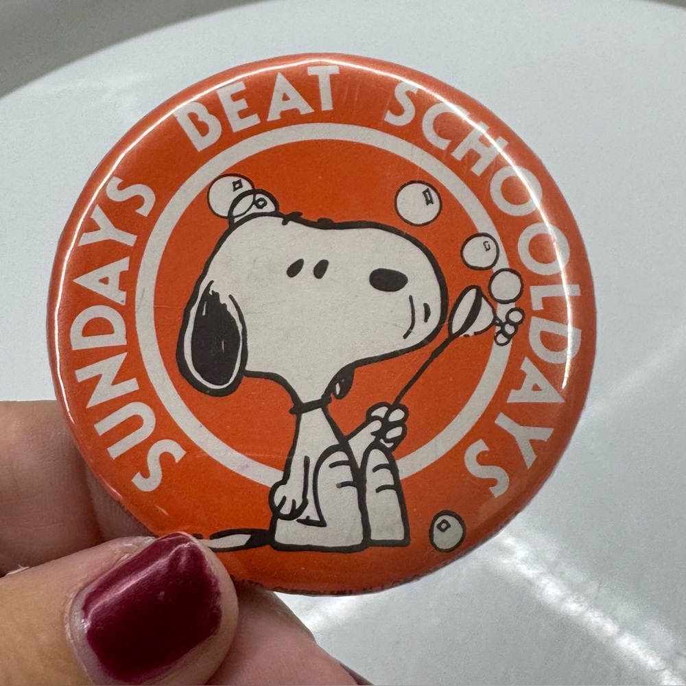 Vintage 1971 Snoopy Button Pin – “Sundays Beat Schooldays” – Peanuts Collectible